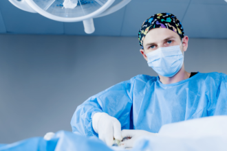 Dr. Haeckel Cabral explica a submentoplastia no tratamento da papada e flacidez cervical.