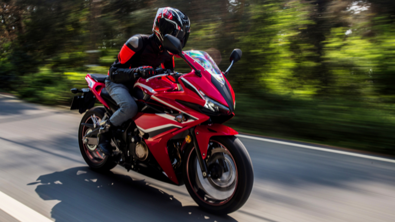 Felipe Schroeder dos Anjos analisa como novas soluções de infraestrutura estão tornando o motociclismo mais sustentável sem comprometer desempenho e segurança.