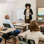 Tecnologia no EJA e no ensino a distância amplia inclusão e engajamento na educação, como analisa Sérgio Bento De Araújo ao abordar novos caminhos de aprendizagem.
