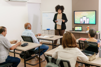 Tecnologia no EJA e no ensino a distância amplia inclusão e engajamento na educação, como analisa Sérgio Bento De Araújo ao abordar novos caminhos de aprendizagem.