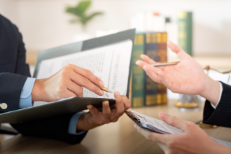 A assessoria jurídica preventiva ajuda empresas a reduzir riscos e evitar passivos legais no ambiente corporativo, explicam Gilmar Stelo e Stelo Advogados Associados.