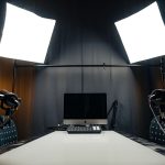 Estúdio moderno de gravação com microfones, iluminação e equipamentos de computador