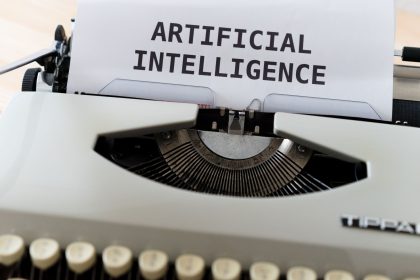 Máquina de escrever com uma folha de papel onde se lê “INTELIGÊNCIA ARTIFICIAL”.