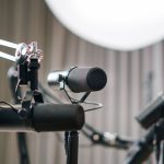 Microfones dinâmicos em um estúdio profissional de gravação