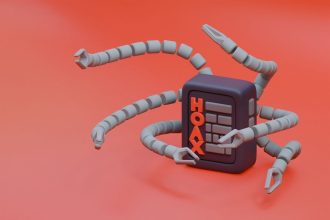 Robô tridimensional com braços em forma de tentáculos diante da palavra “HOAX”, em referência à inteligência artificial e à desinformação digital