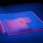 Imagem abstrata de um microchip com cores semelhantes a um mapa de calor.