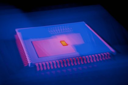 Imagem abstrata de um microchip com cores semelhantes a um mapa de calor.