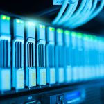 Rack de servidores com luzes indicadoras em um data center moderno