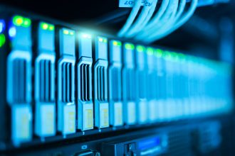 Rack de servidores com luzes indicadoras em um data center moderno