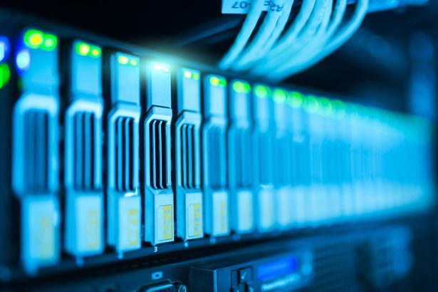 Rack de servidores com luzes indicadoras em um data center moderno
