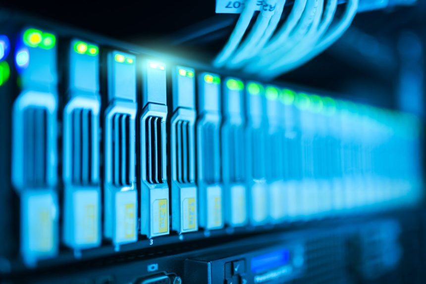 Rack de servidores com luzes indicadoras em um data center moderno