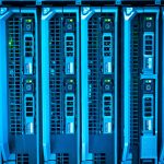 Fileiras de racks de servidores iluminados em um moderno centro de processamento de dados