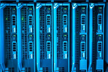 Fileiras de racks de servidores iluminados em um moderno centro de processamento de dados