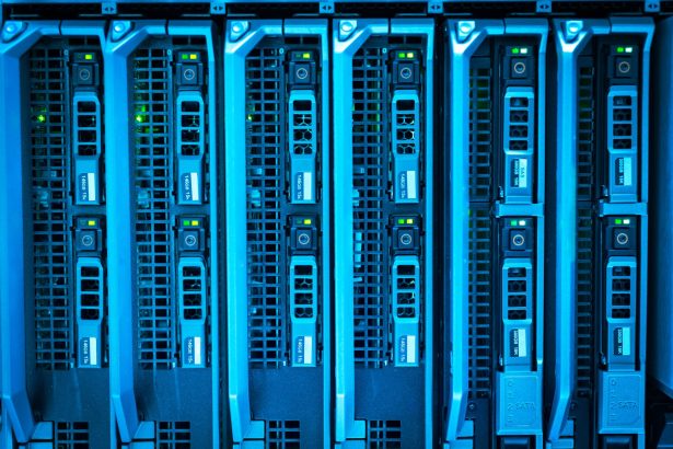 Fileiras de racks de servidores iluminados em um moderno centro de processamento de dados