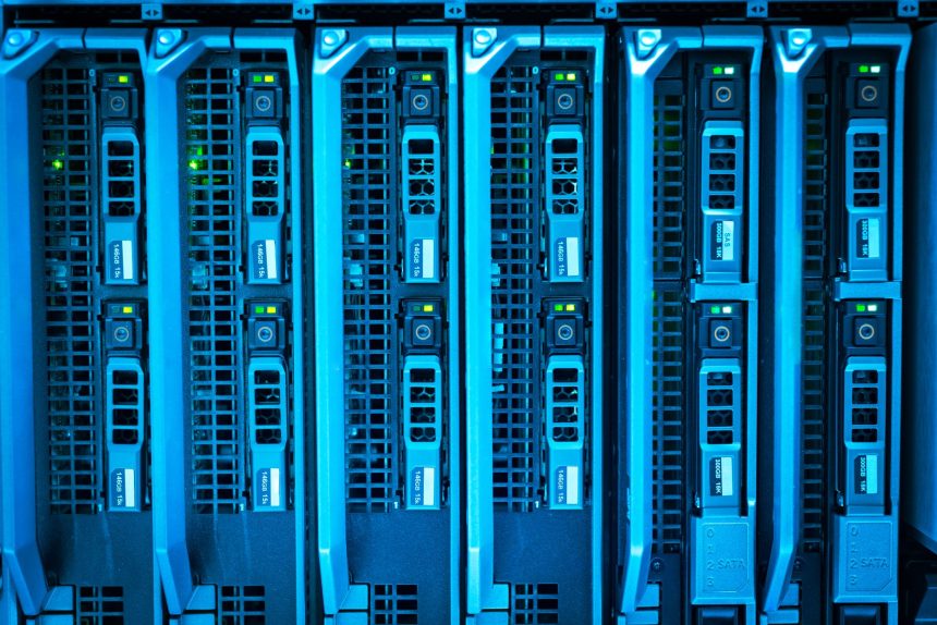 Fileiras de racks de servidores iluminados em um moderno centro de processamento de dados