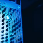 Rack de servidores em um data center moderno, iluminado por luzes azuis