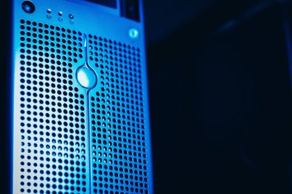 Rack de servidores em um data center moderno, iluminado por luzes azuis