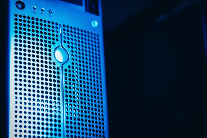 Rack de servidores em um data center moderno, iluminado por luzes azuis